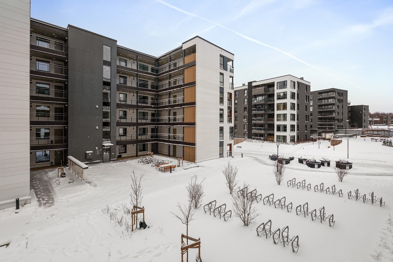 Store, flotte fellesarealer med lekeareal, plenarealer, gangstier og beplantning. Galleribilde