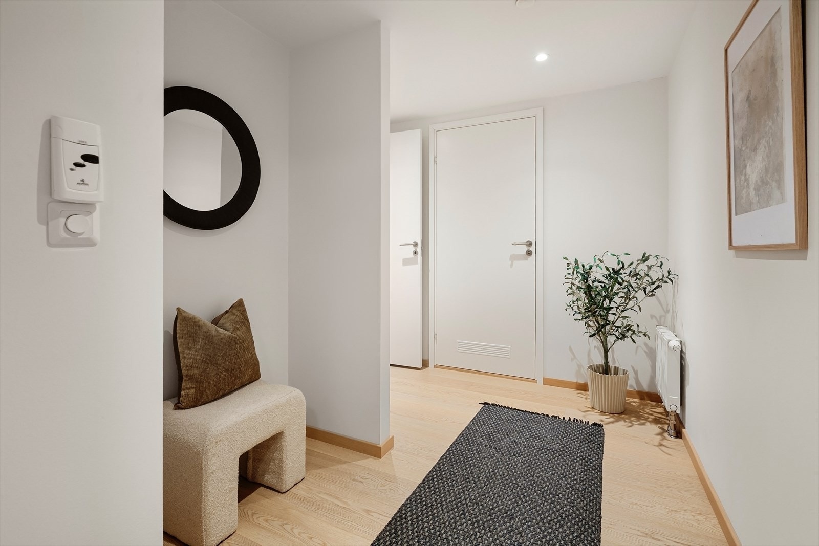 Hyggelig, romslig entré med nisje for f.eks garderobe. Downlights i himling. Galleribilde