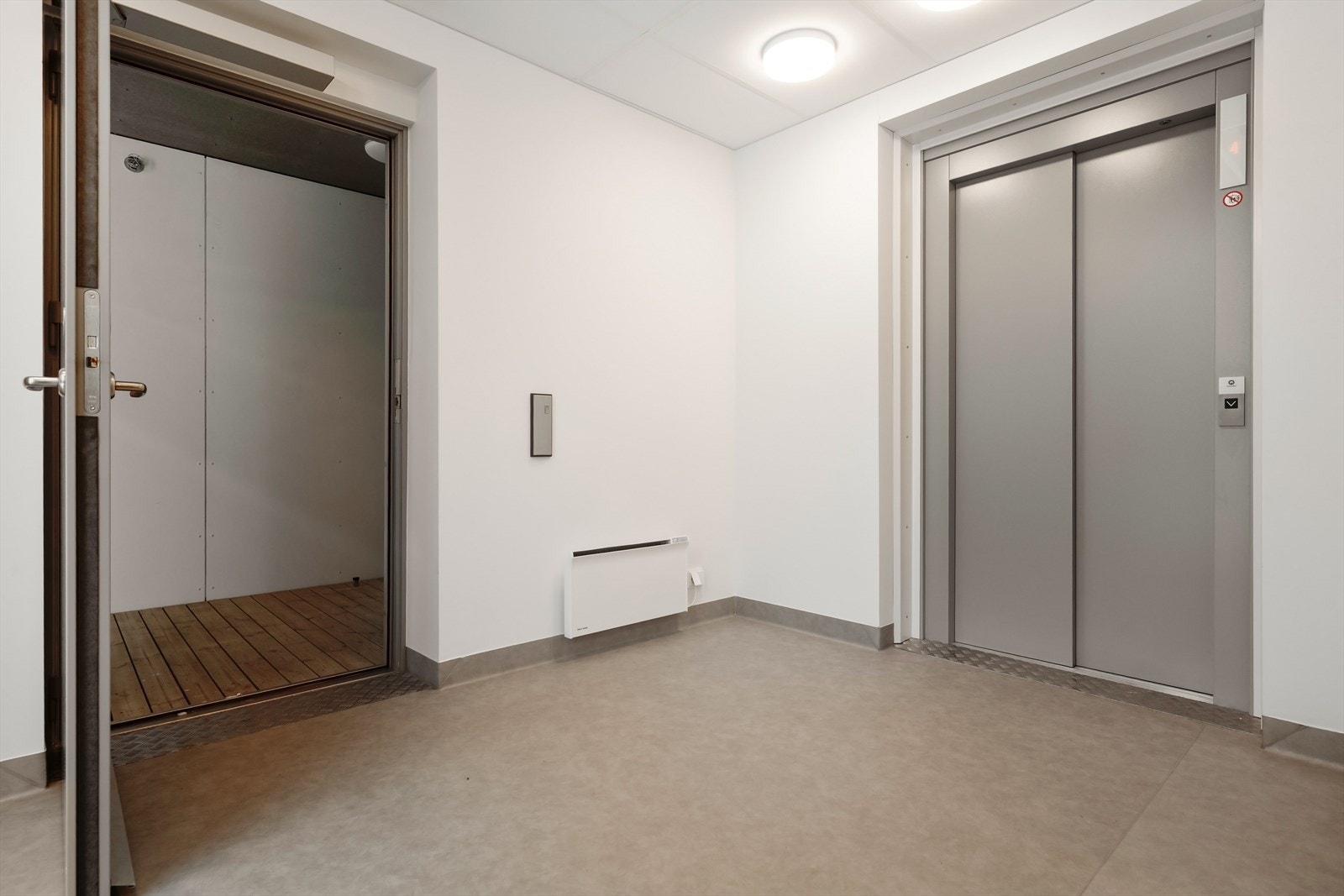 Heisadkomst til leilighetens etasje og ned til kjeller med bodareal og garasjeanlegg. Galleribilde