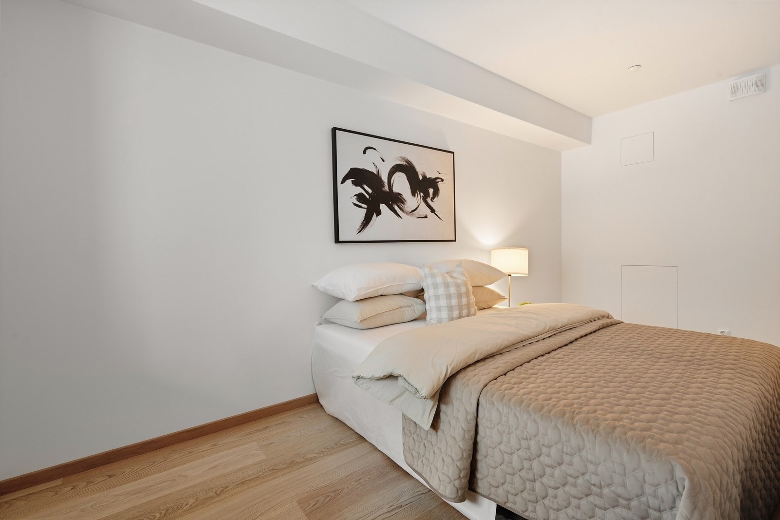 Plass til å etablere garderobe på begge sider av rommet. Galleribilde