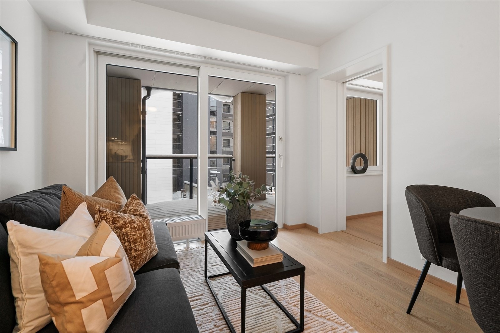 Oppvarming med vannbåren varme. A-konto varmtvann og fyring er inkludert i felleskostnader. Galleribilde