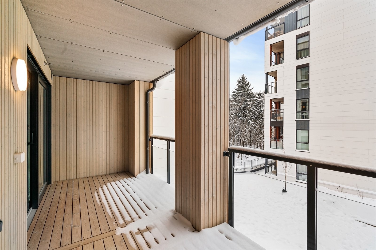 God plass til flere sittegrupper og grill. Utstyrt med lys og stikkontakt. Terrassebord på tilfarergulv og rekkverk i stålkonstruksjon med glassfelt. Galleribilde