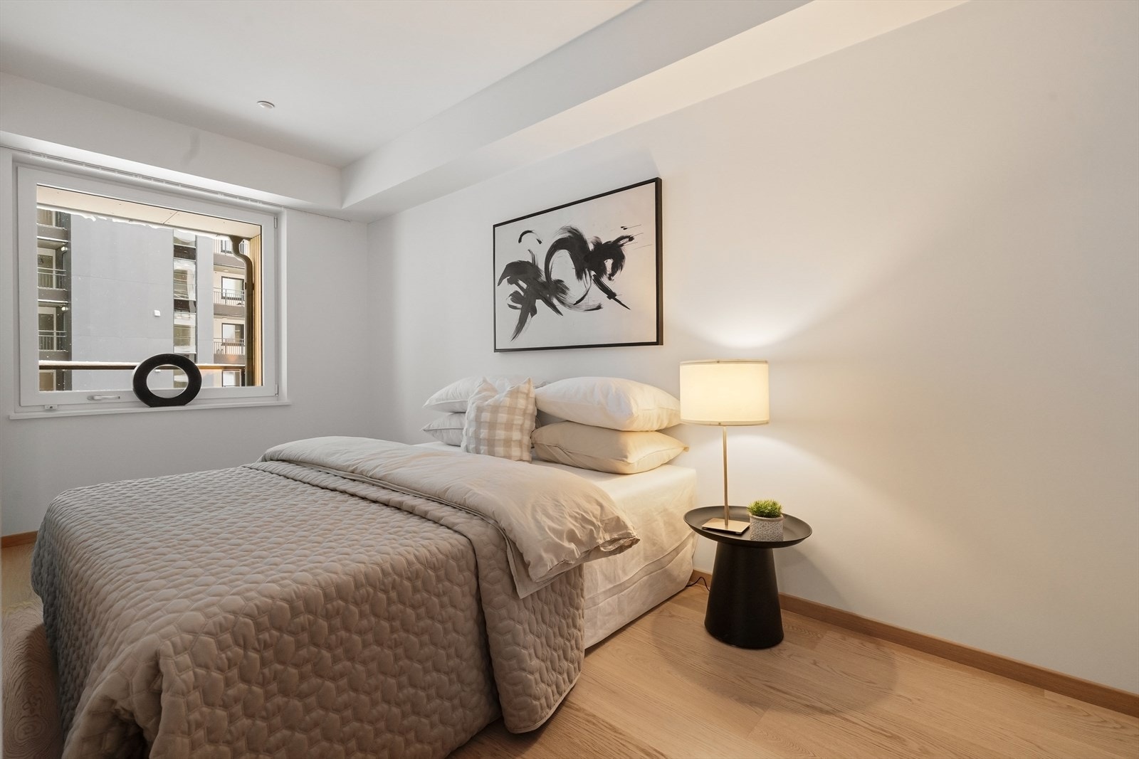 God plass til dobbeltseng og garderobe. Galleribilde