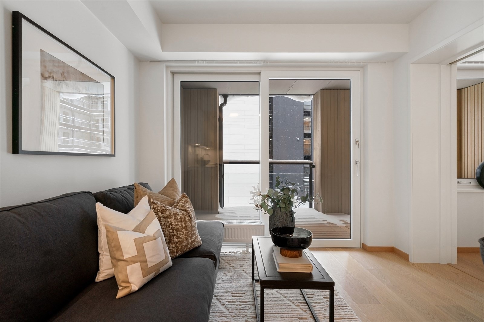 Leiligheten oppleves usjenert og har høy standard. Utgang til balkong fra stue. Galleribilde