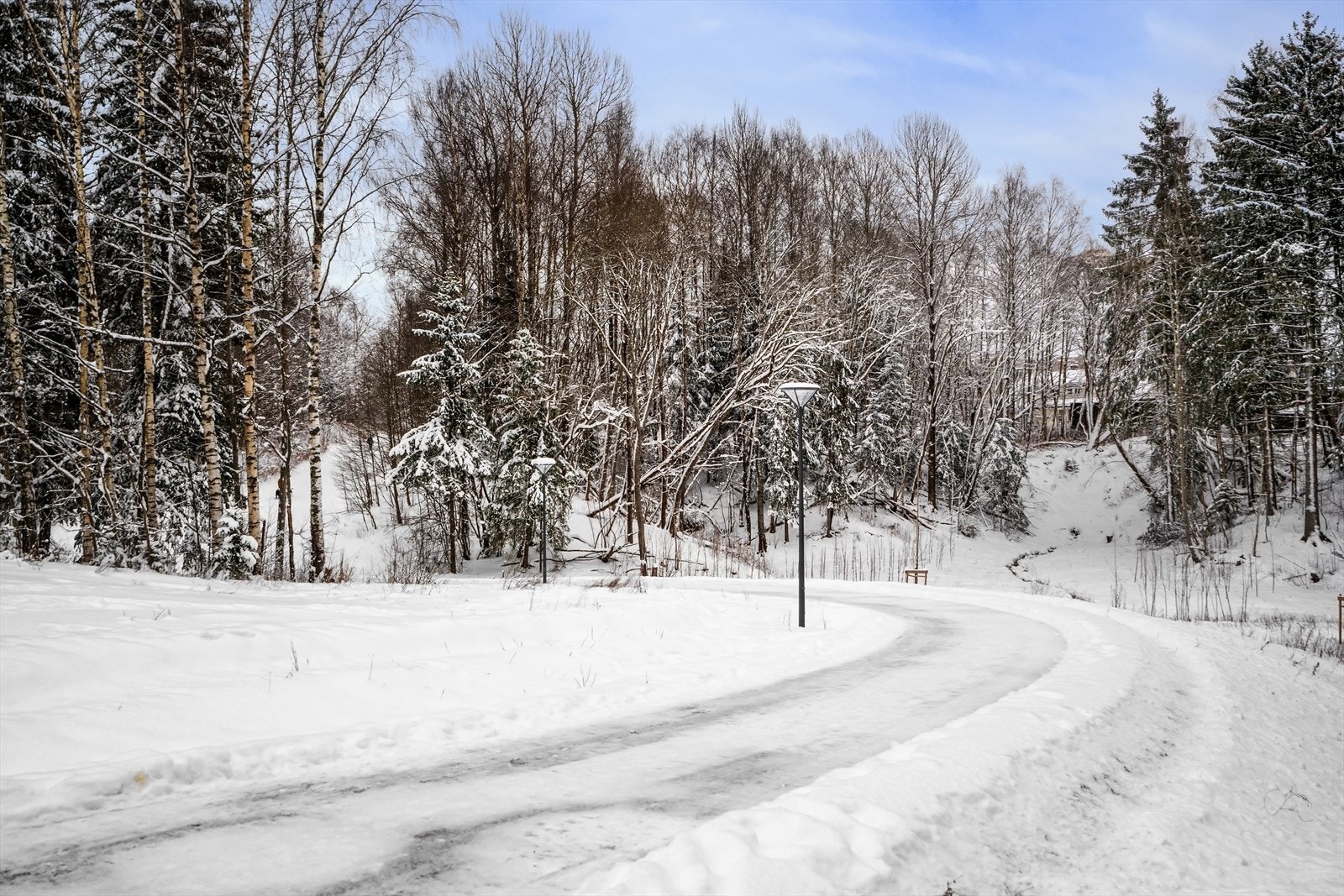 Beliggenheten gir enkel tilgang til butikker, barnehager, skoler, skog og mark, samt gangavstand til Jessheim togstasjon og gode bussforbindelser med hyppige avganger. Galleribilde