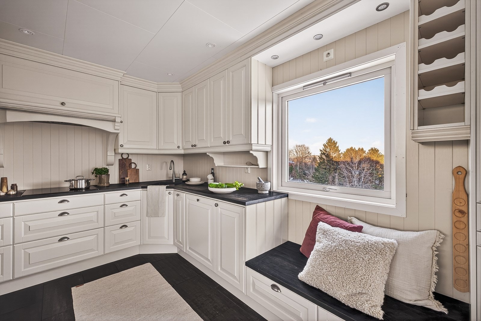 Kjøkkenet inneholder bla stor benkeplate, dobbelt kjøleskap, oppvaskmaskin, steikeovn, mikro og platetopp. Galleribilde