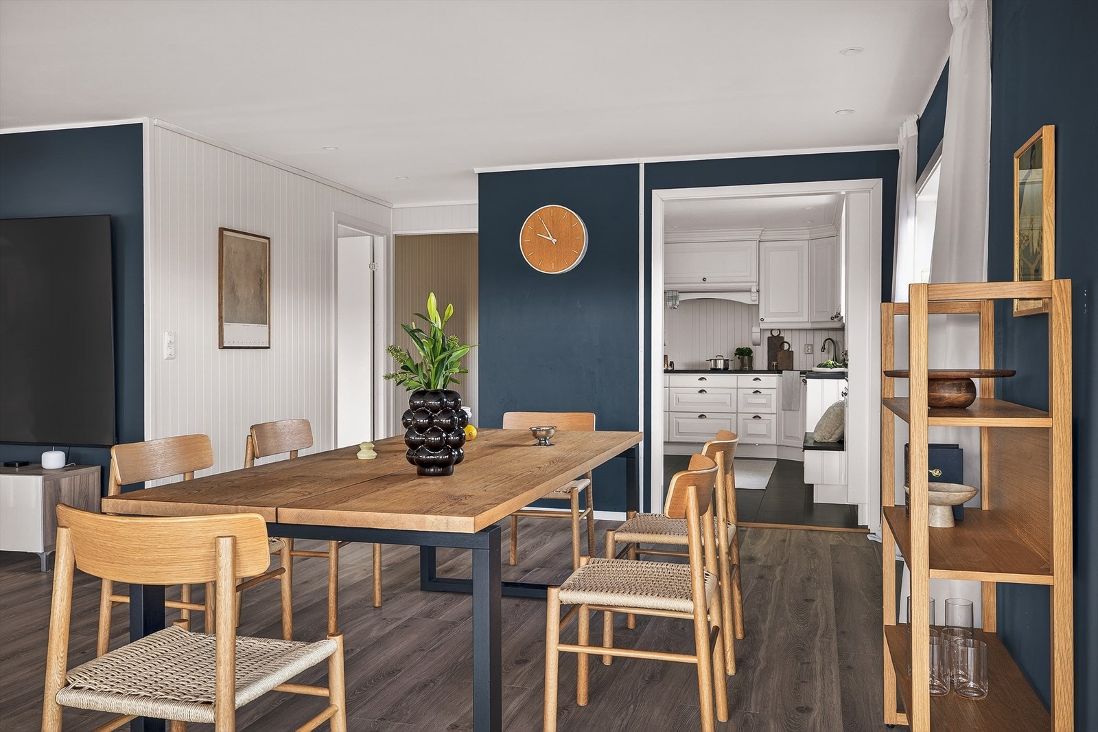 Den åpne løsningen mot kjøkkenet gir husets kokk gode muligheter for å sosialisere seg med heldige middagsgjester. Galleribilde