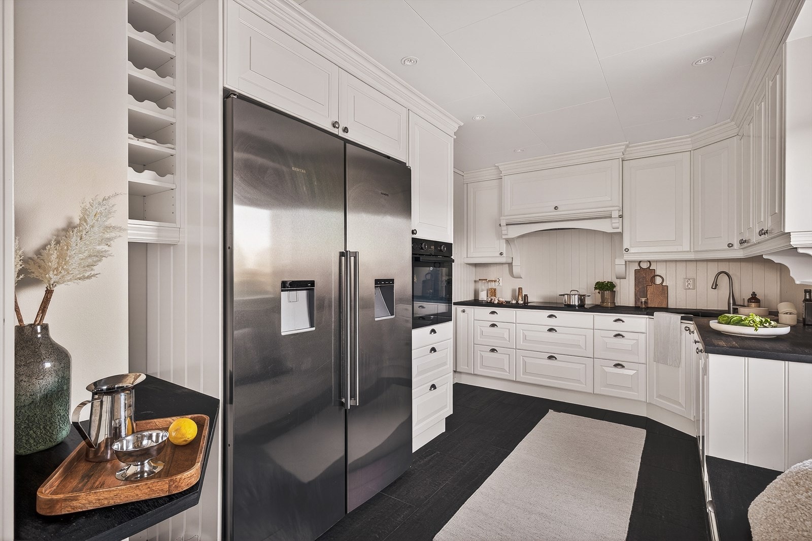 Boligen har en tidløs kjøkkeninnredning med bla dobbelt kjøleskap. Galleribilde