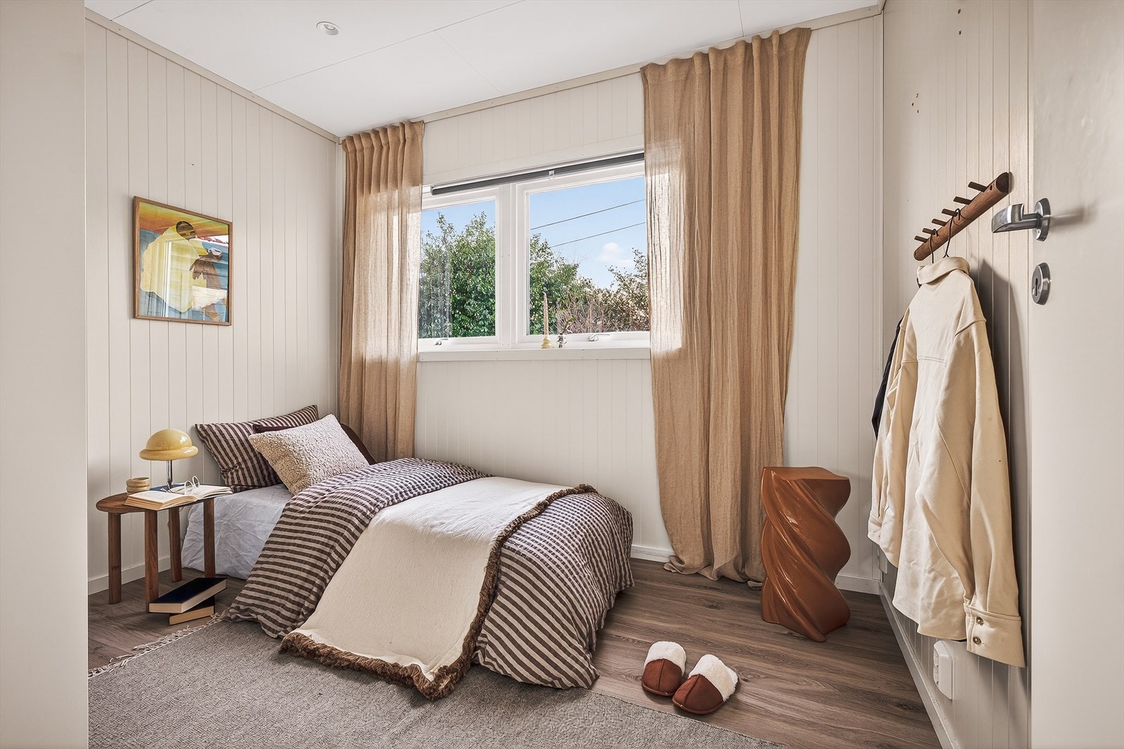 Videre finner vi boligens første soverom som måler ca 7 kvm. Galleribilde