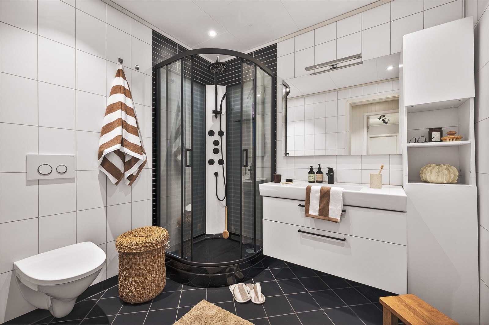 Videre tar vi turen inn på boligens bad. Galleribilde