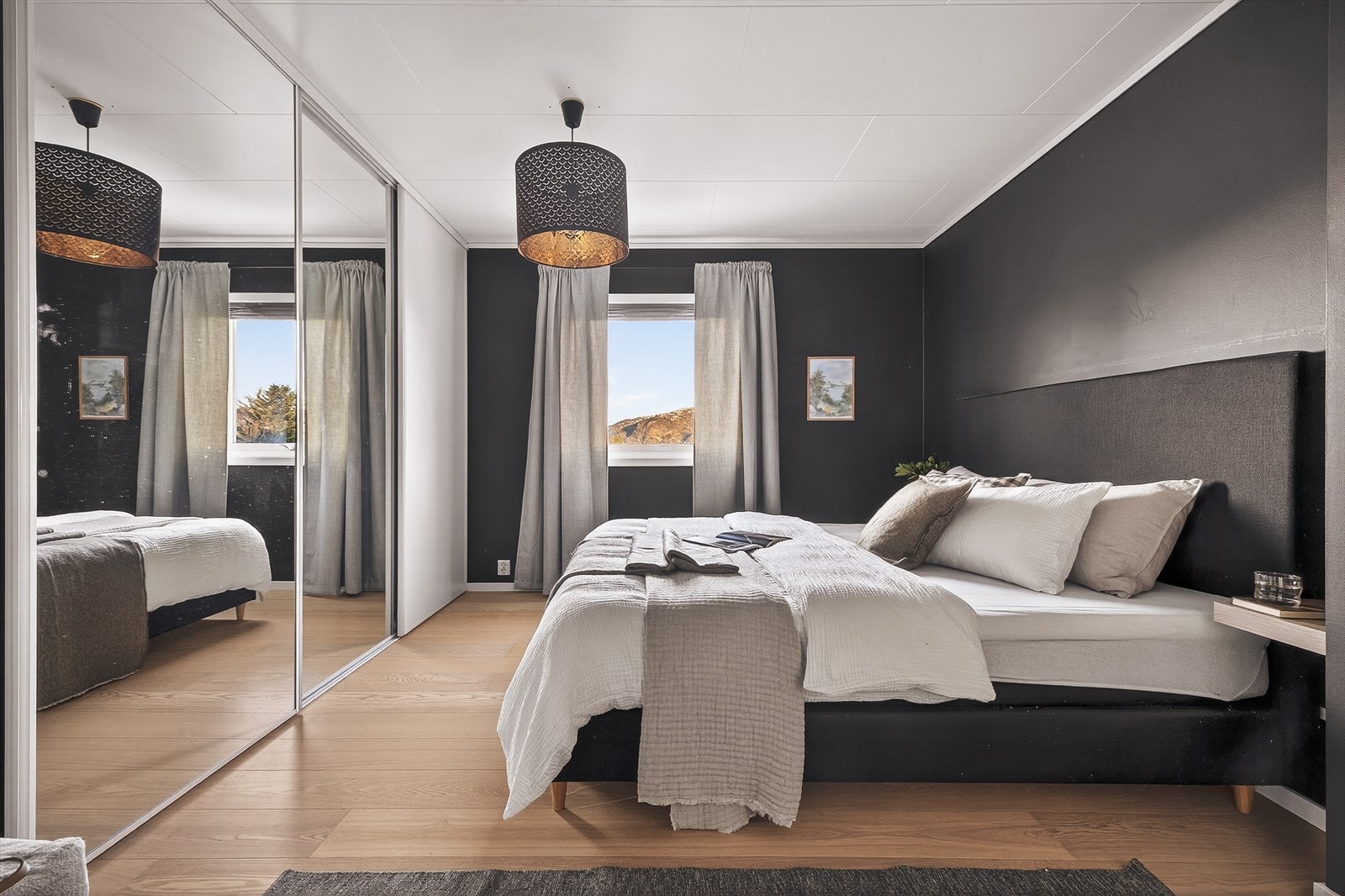 Soverommet måler ca. 14 kvm og er i dag innredet med dobbelseng samt innbygd skap. Galleribilde