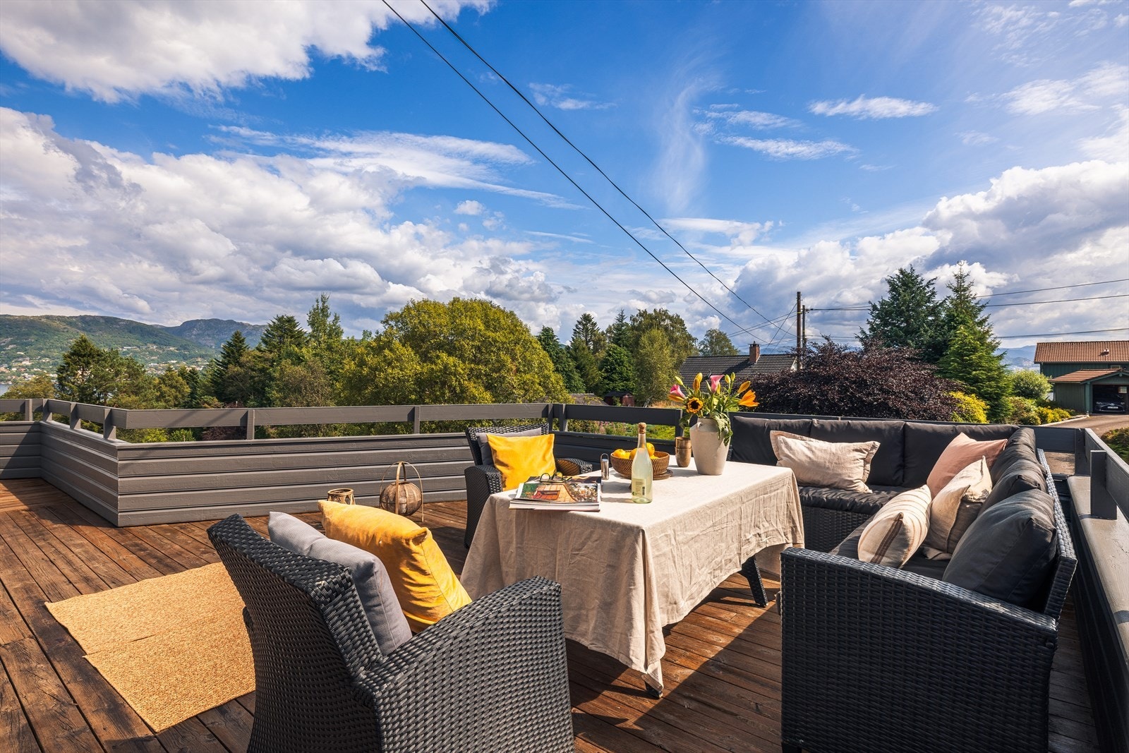 Fra stuen har man tilgang til denne herlige terrassen. Galleribilde
