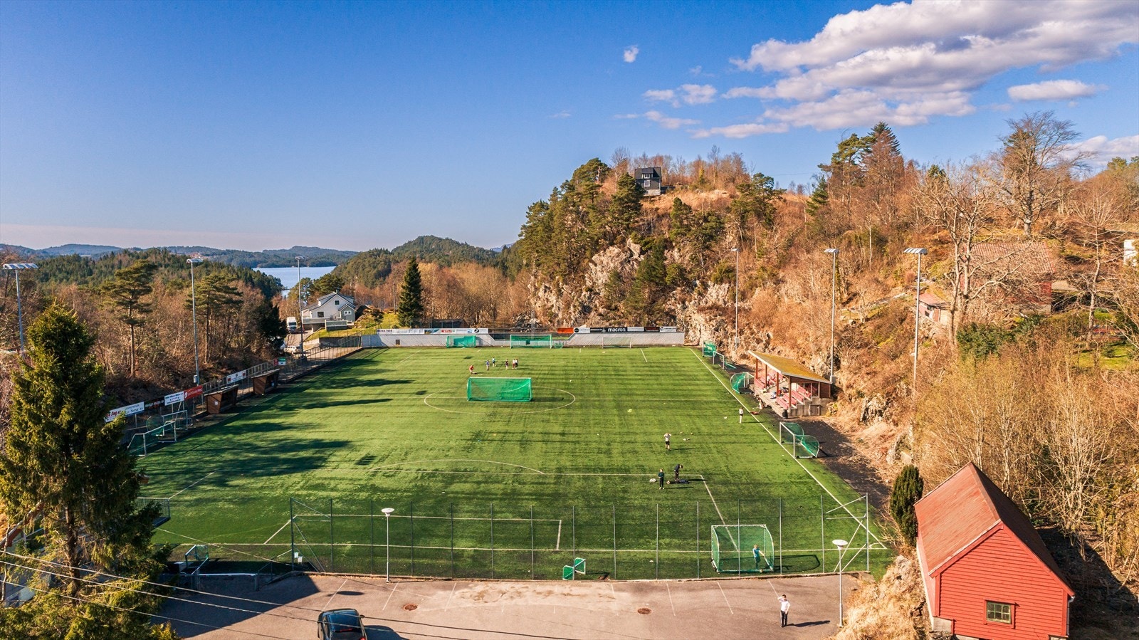 Finamyren idrettsplass ligger i en liten kjøretur unna boligen. Galleribilde