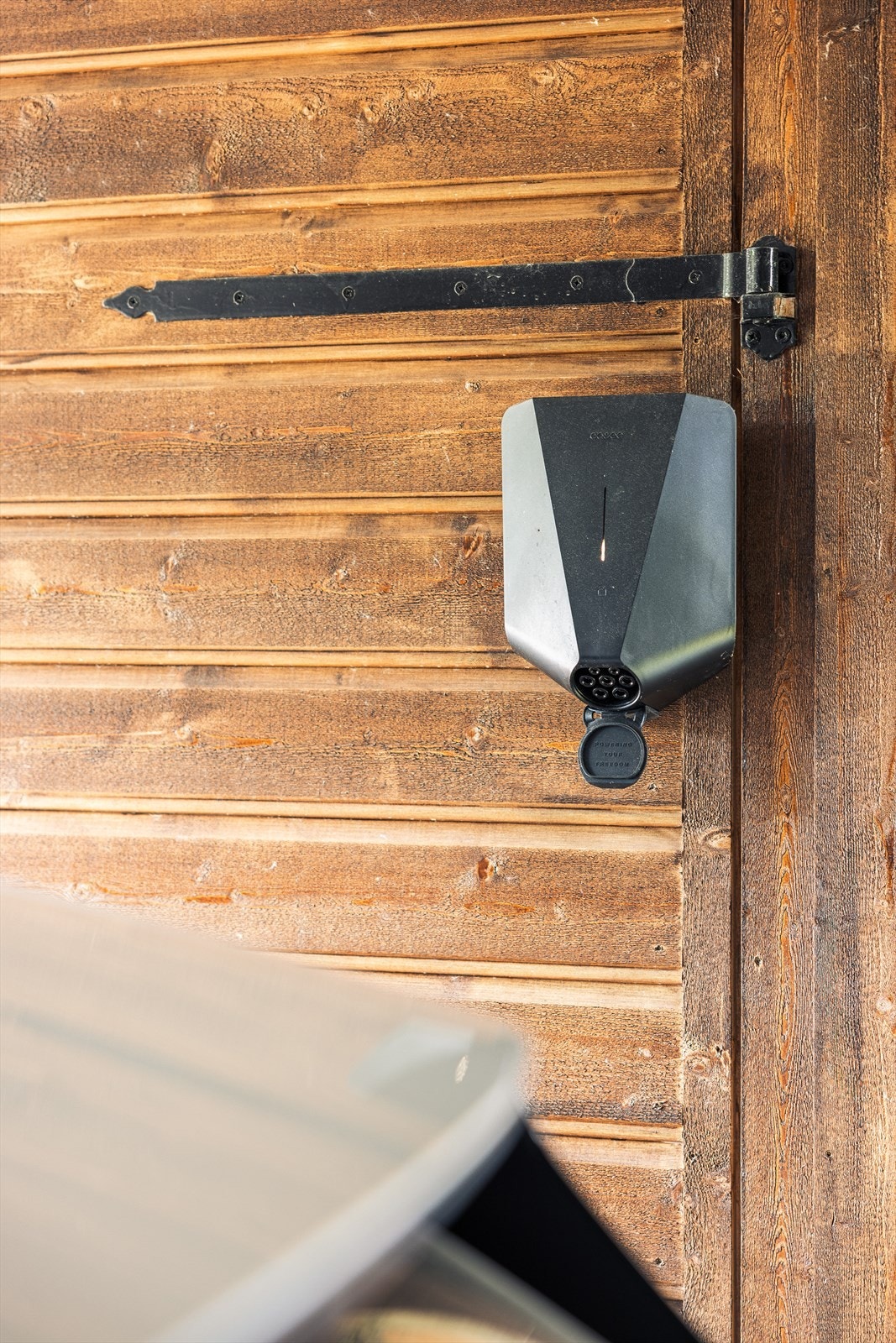 I boligens carport finner man en EL-billader slik at man lett kan lade bilen. Galleribilde