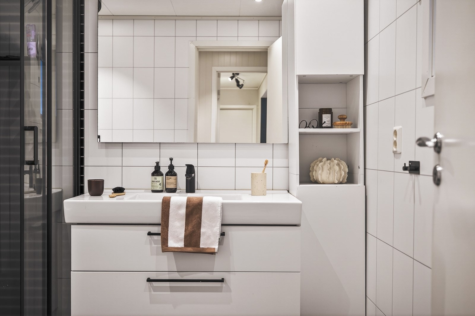 Badet har fliser på gulv hvor det er selvsagt varmekabler. Galleribilde