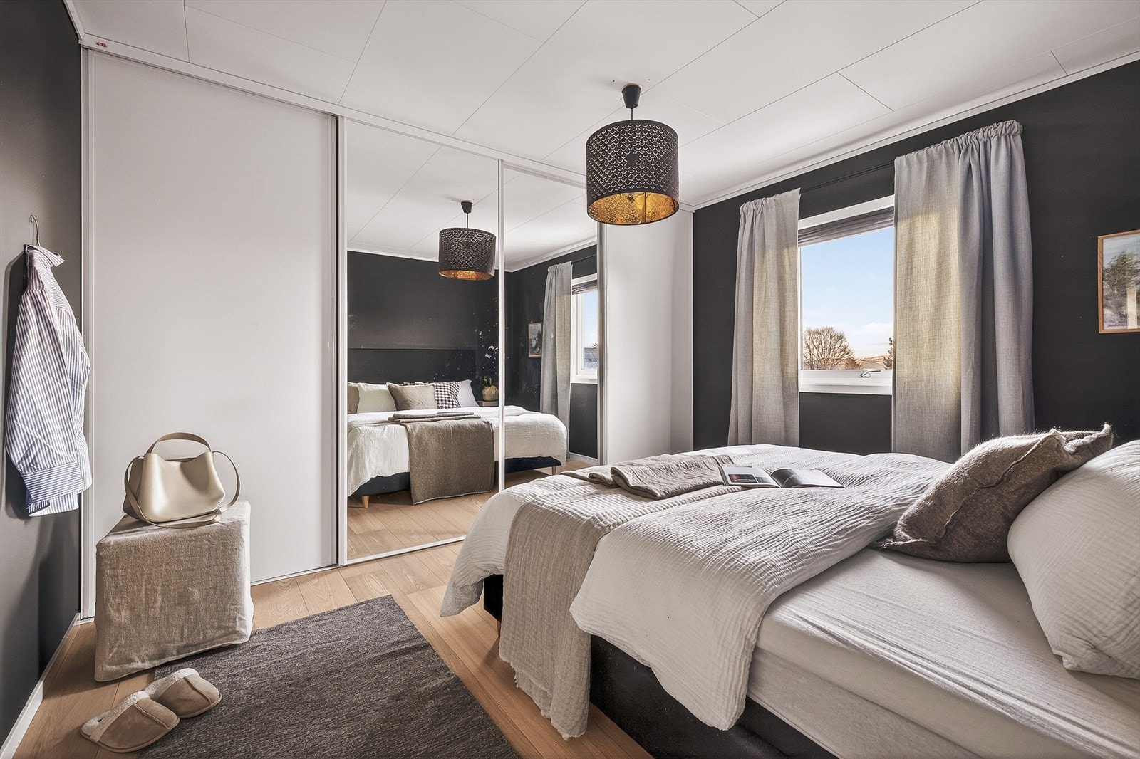 Veien videre går inn i boligens hovedsoverom. Galleribilde