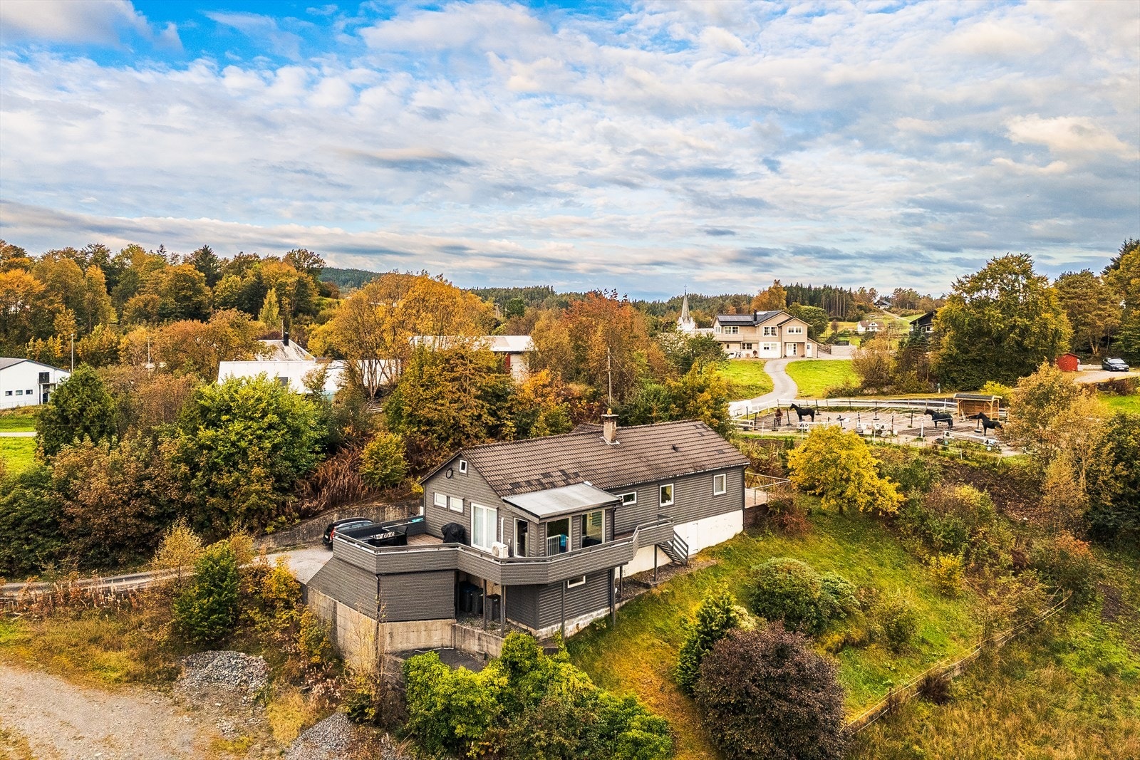 Boligen ligger fritt og landlig til, med kort vei til alt man trenger i hverdagen. Galleribilde