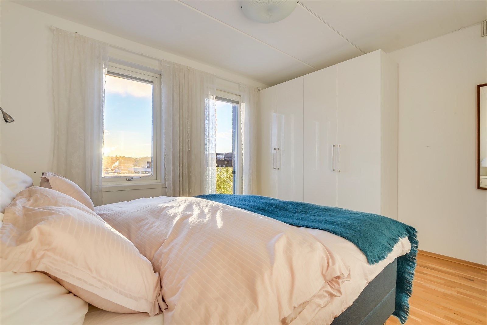 God plass til klær i tilhørende garderobeskap. Galleribilde