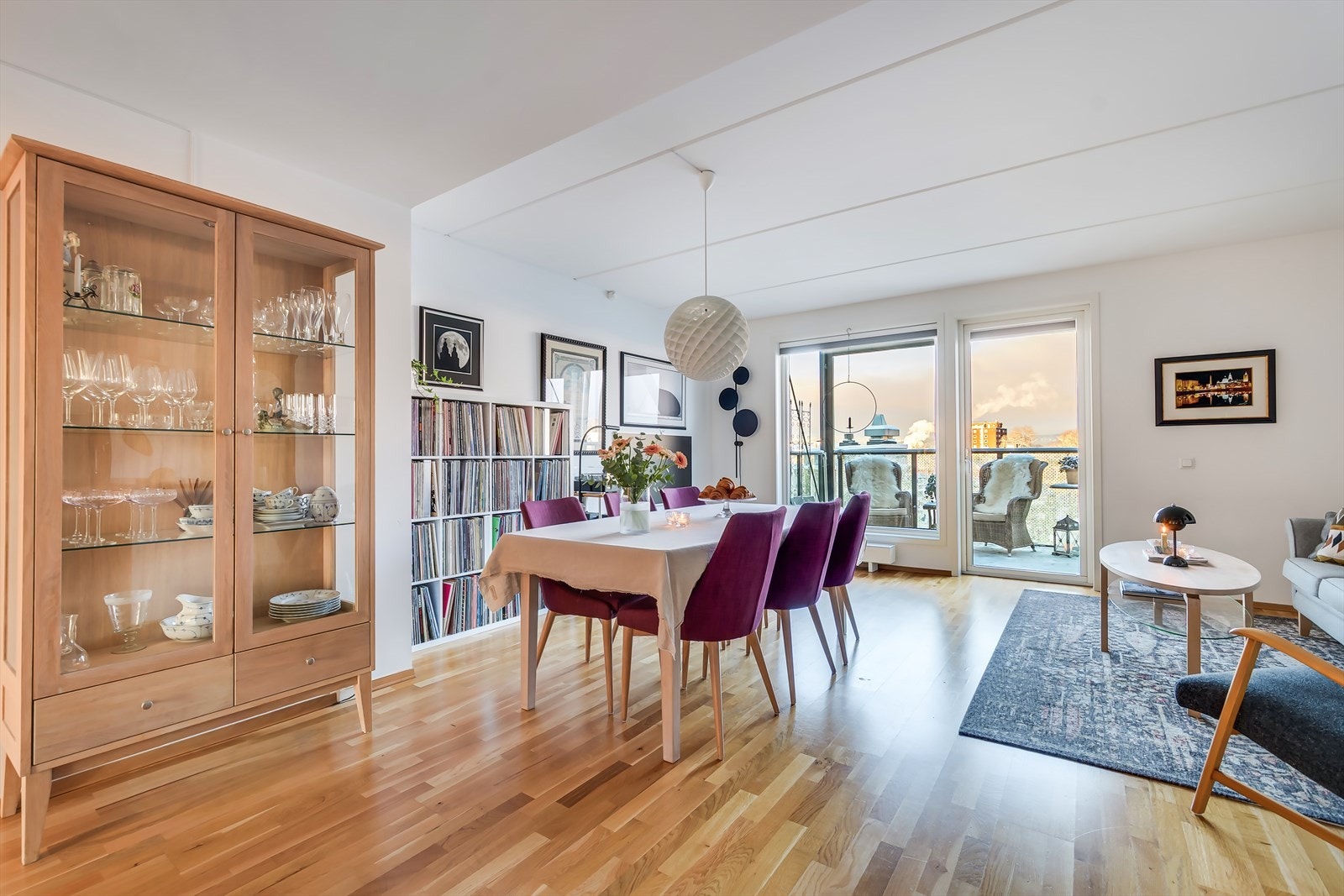 Stuen kan enkelt møbleres med spisebord, sofagruppe og tv-møblement. Galleribilde