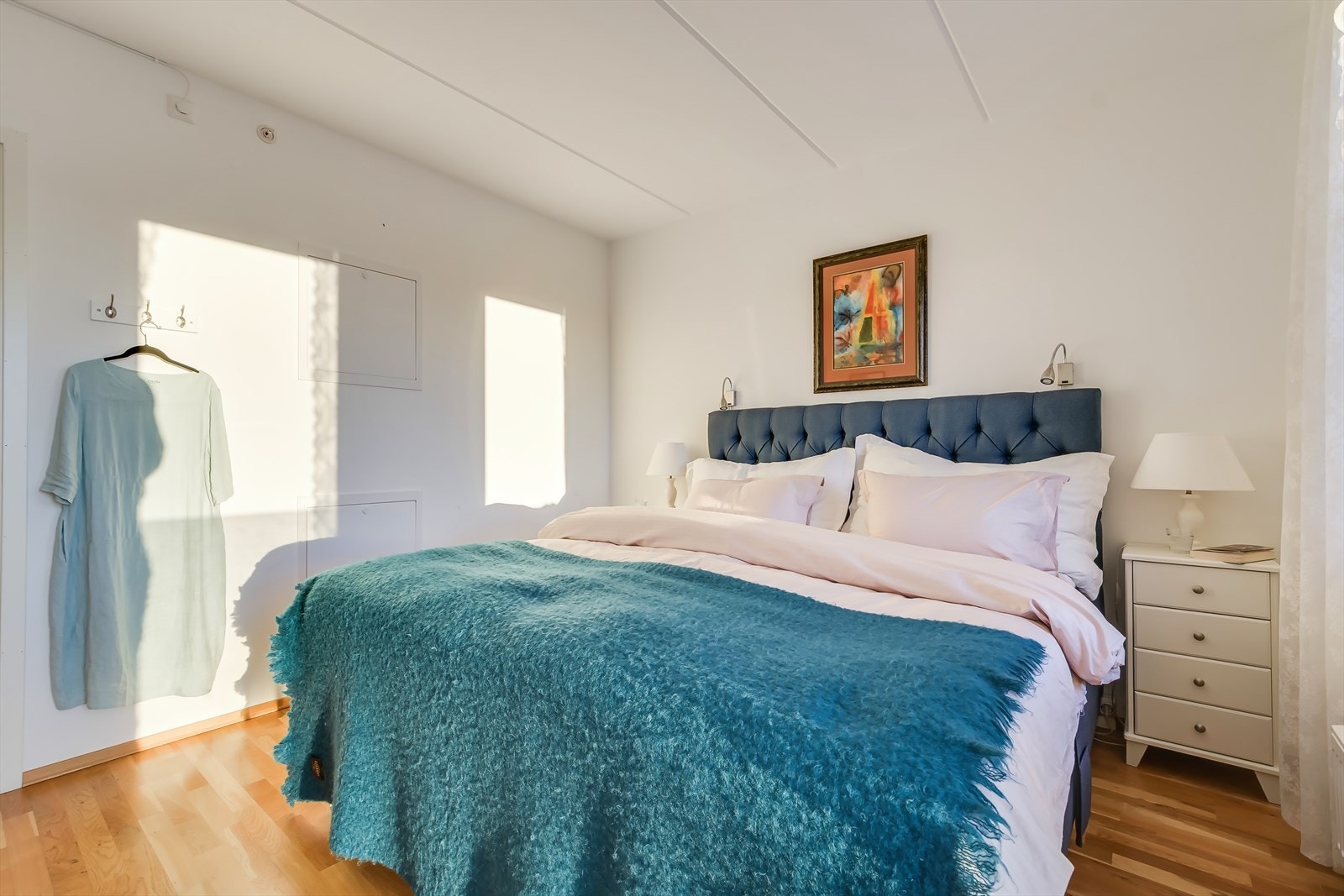 Rommet har god plass til dobbeltseng, nattbord og kommode. Galleribilde