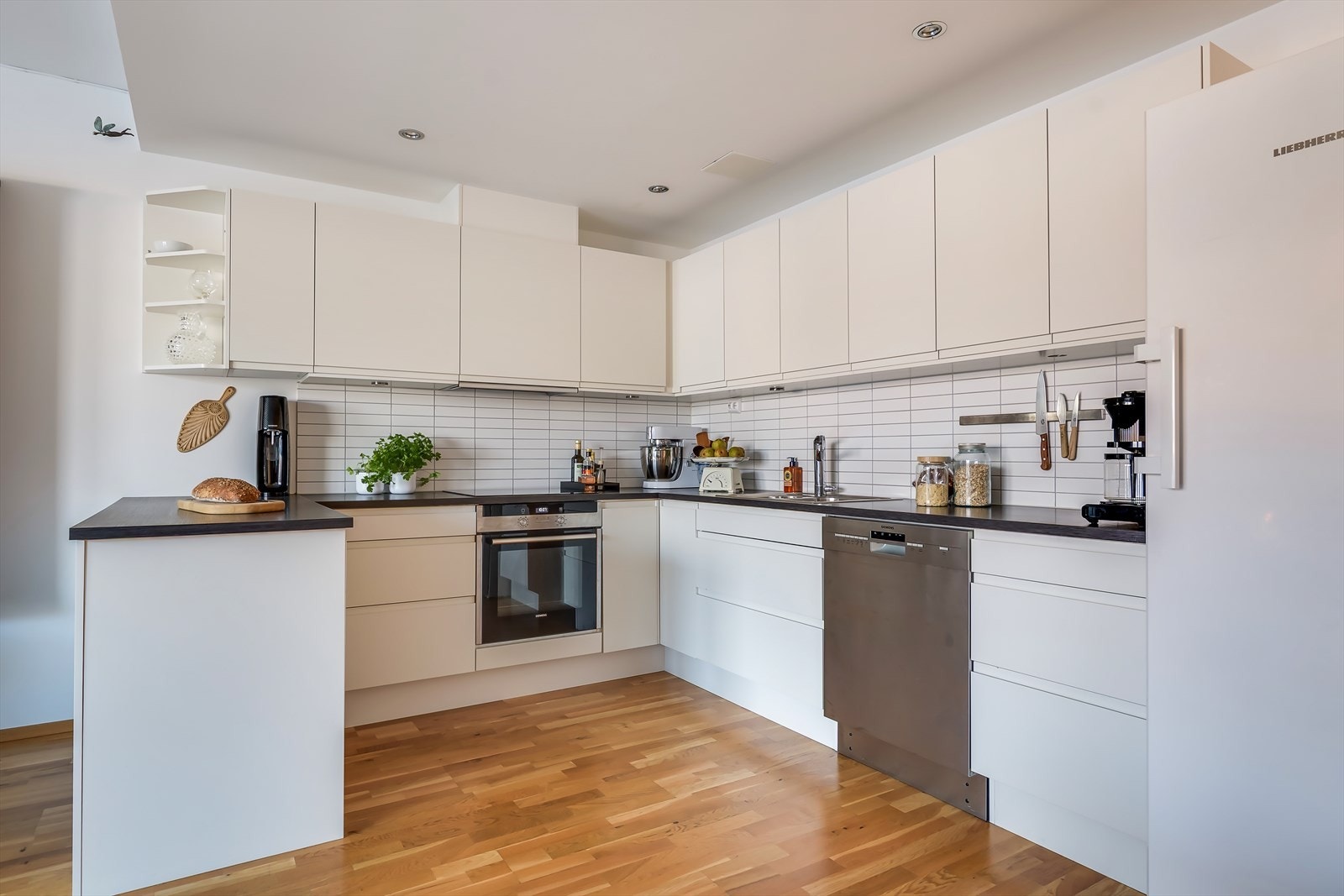 Kjøkken av god størrelse med god skap og benkeplass. Galleribilde