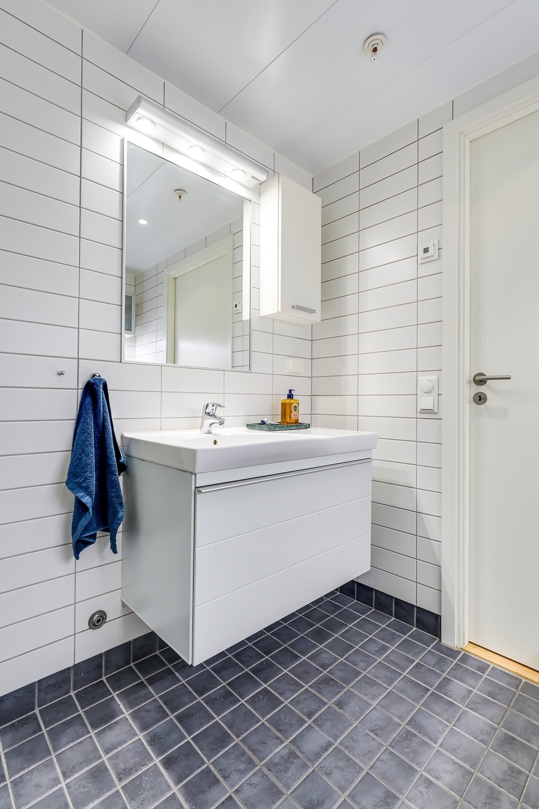 Innredningen består av servant, veggmontert wc, dusjhjørne og opplegg for vaskemaskin. Galleribilde