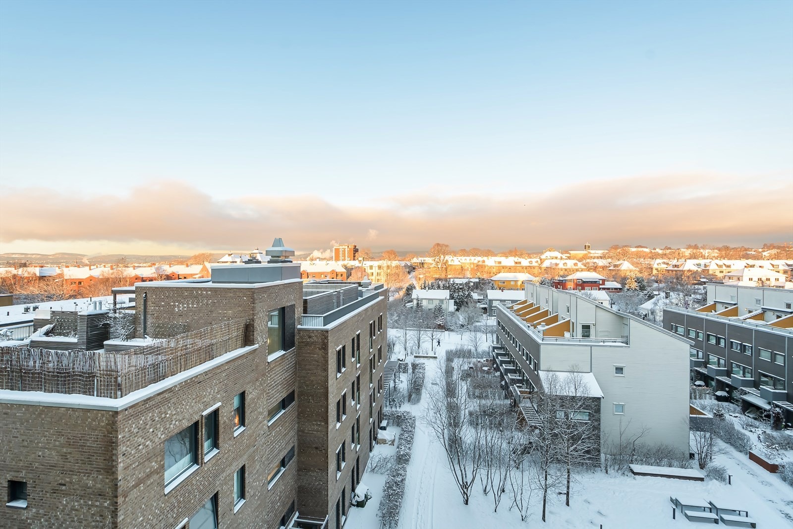 Det er kort vei til sentrum og Ensjø T-banestasjon. Galleribilde