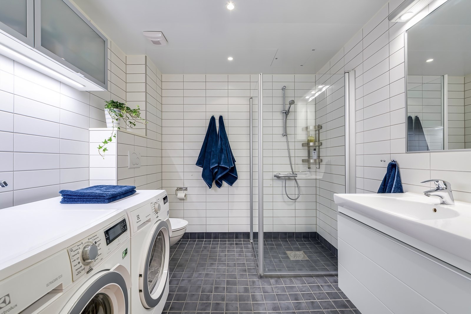 Pent flislagt bad med gulvvarme. Galleribilde