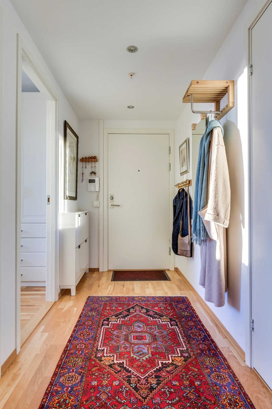 Gang med plass til oppbevaring av ytterklær og sko. Galleribilde