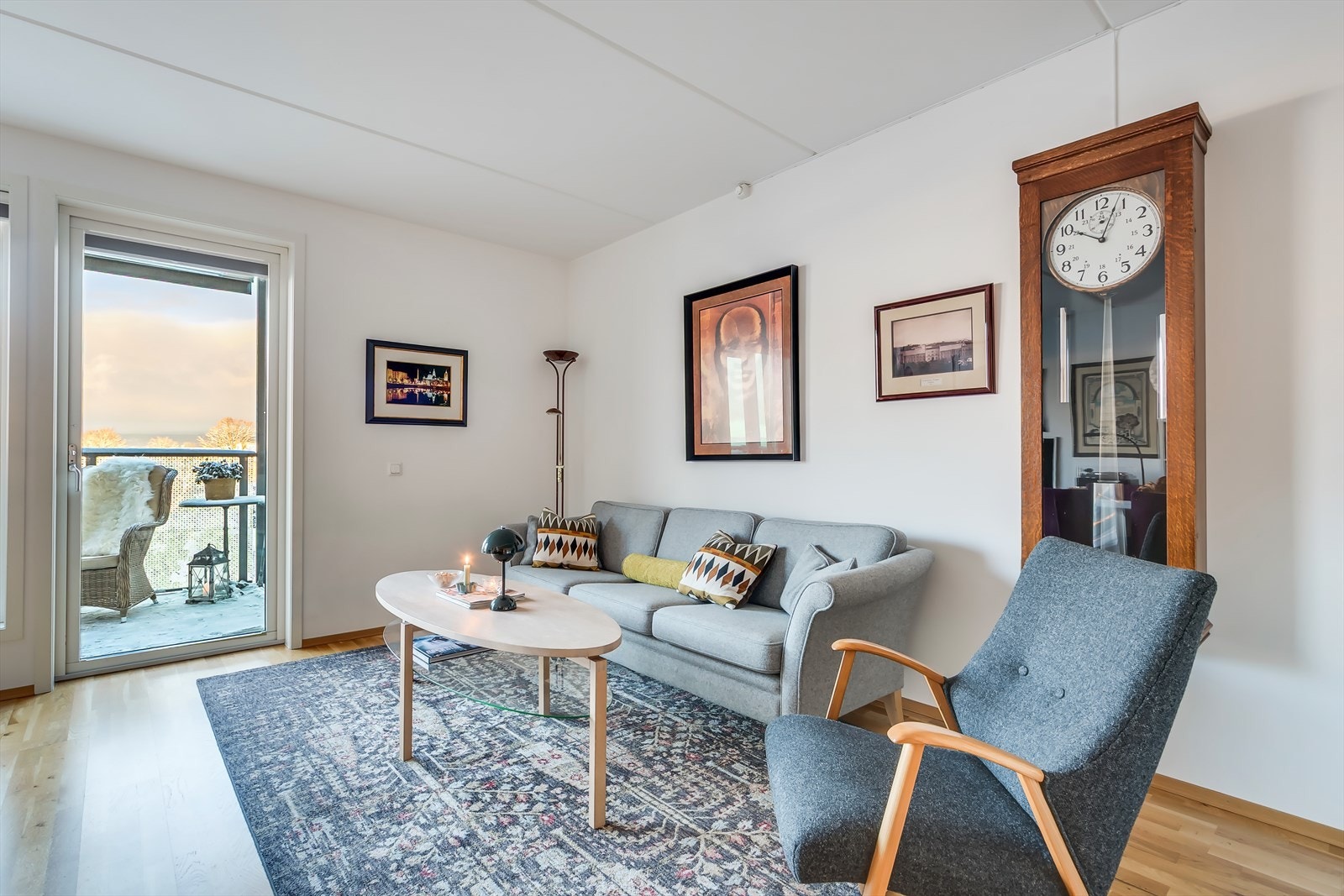 Stue med utgang boligens balkong. Galleribilde