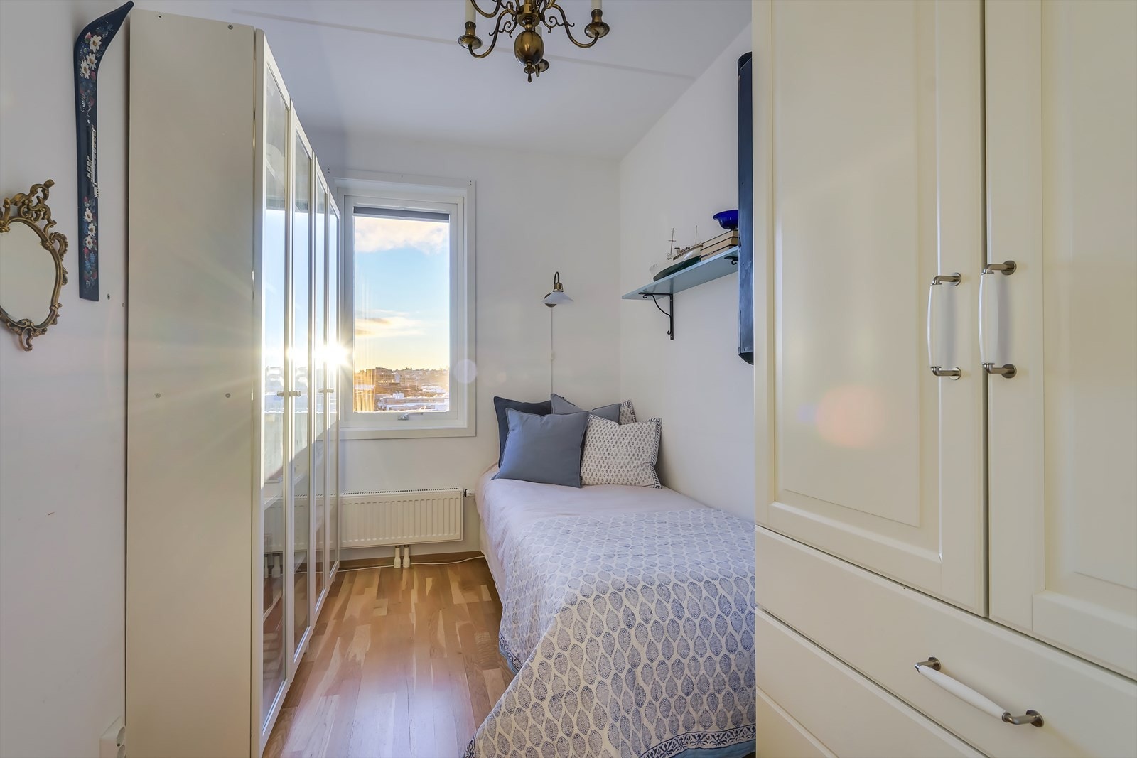 Soverom 2 passer fint som gjesterom og har plass til seng og garderobeskap. Galleribilde