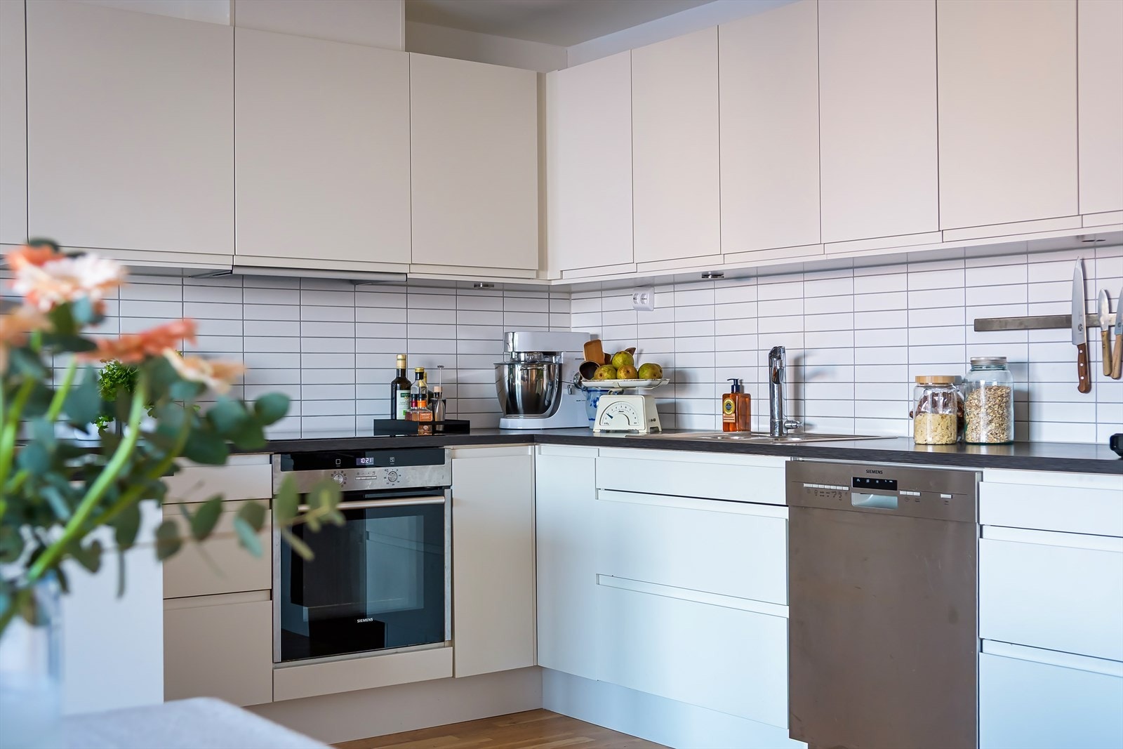 Innredningen består av hvite fronter og mørk laminatbenkeplate. Galleribilde