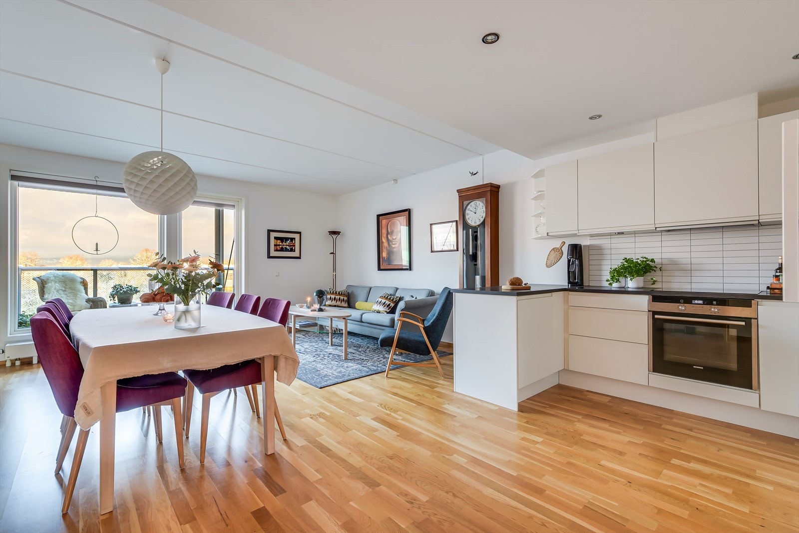 Åpen og lys planløsning med store vindusflater. Galleribilde