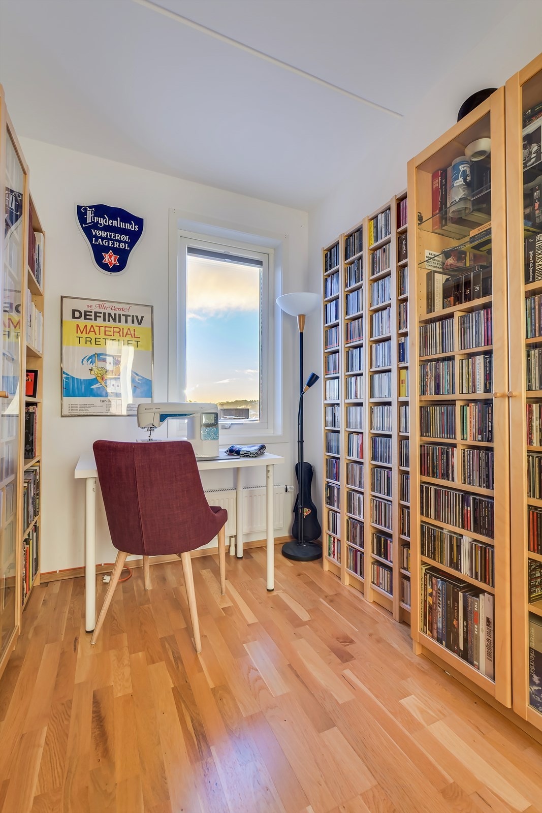 Rommet har plass til skrivebord, bokhyller og annet møblement. Galleribilde