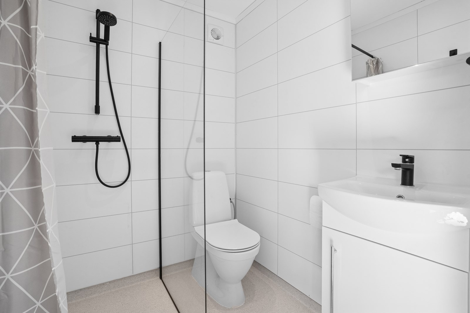 Nytt bad fra 2023 i hybelen. Galleribilde