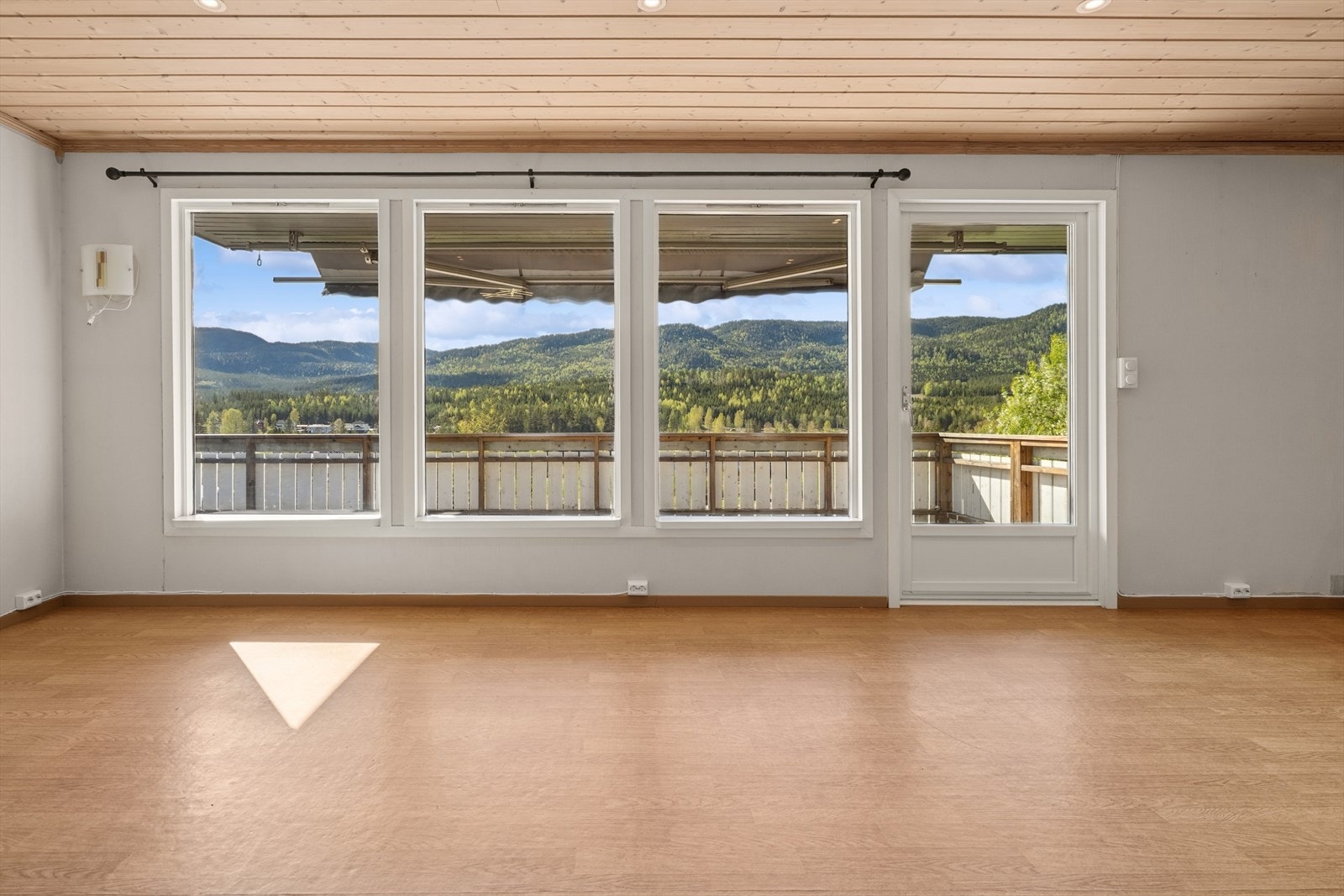 Store glassflater i stua gir mase dagslys inn i boligen. Galleribilde