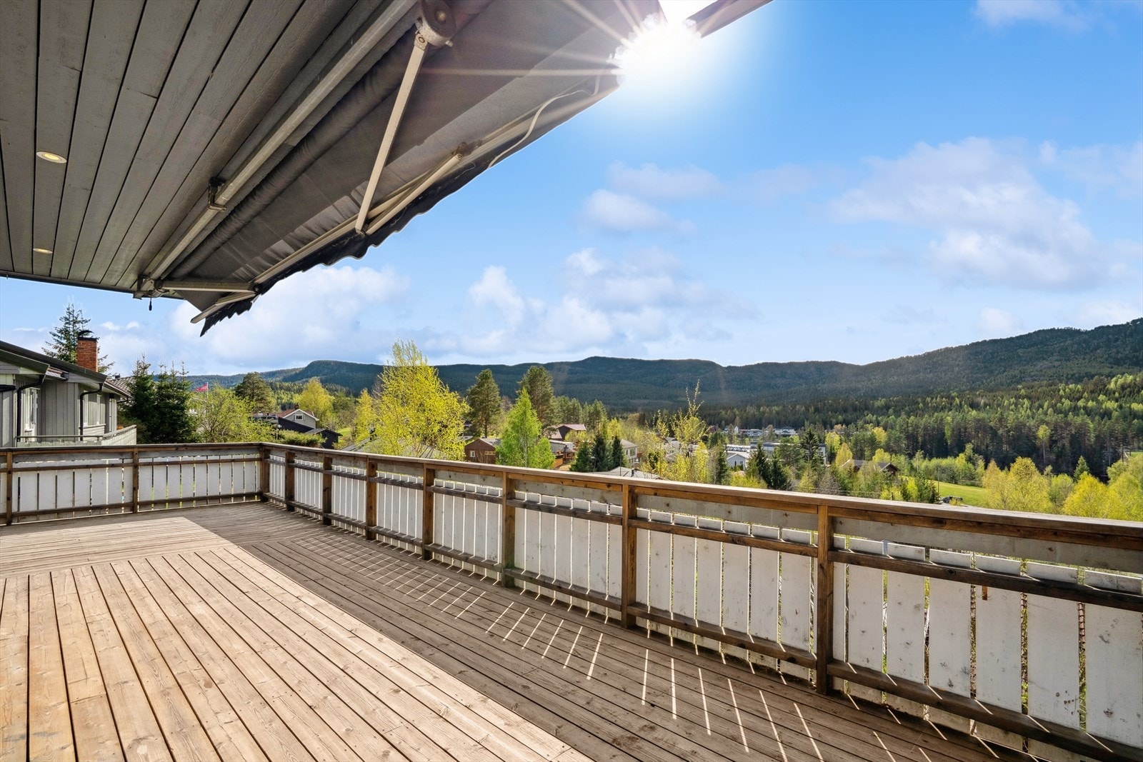 Boligens beliggenhet gjør at det er flotte sol og utsikts forhold, samtidig som det er begrenset med innsyn. Galleribilde