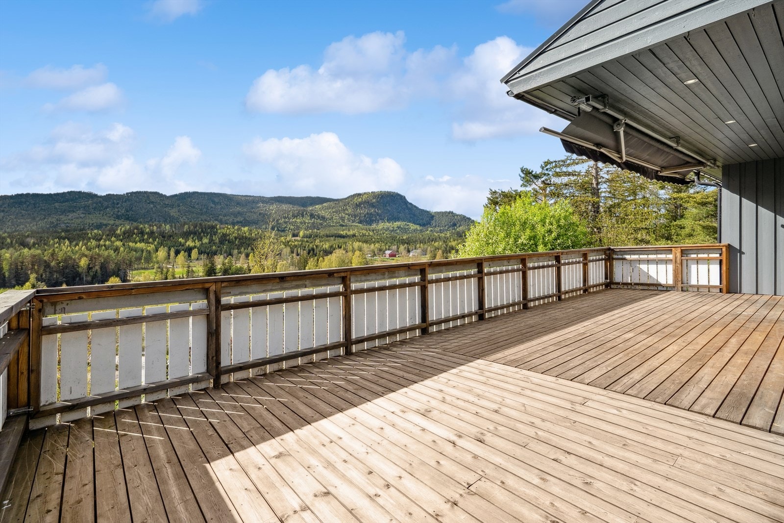 Stor delvis overbygget terrasse, med sol skjerming. Galleribilde