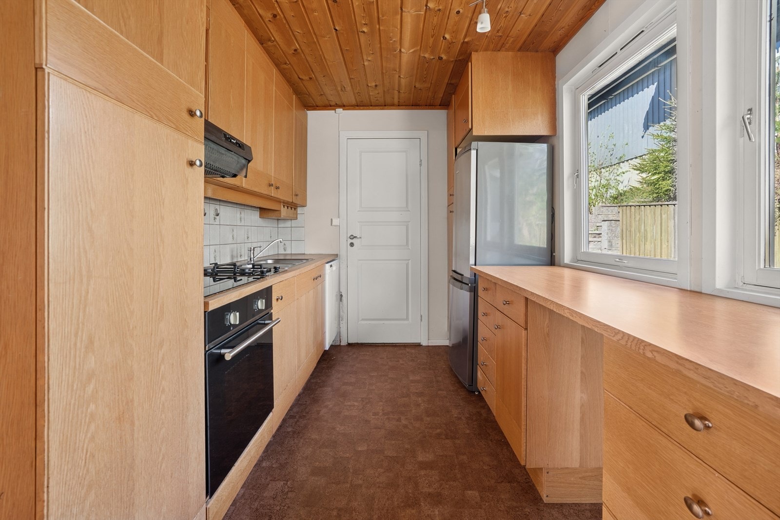 Det er bra med benkeplass på kjøkkenet. Galleribilde