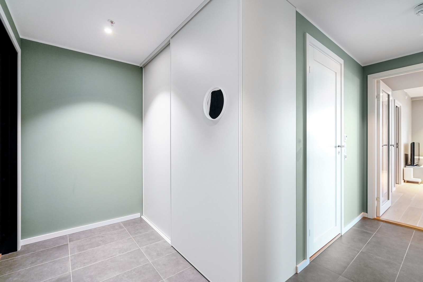 Praktisk garderobeskap i entréen gir gode oppbevaringsmuligheter fra første steg inn. Galleribilde