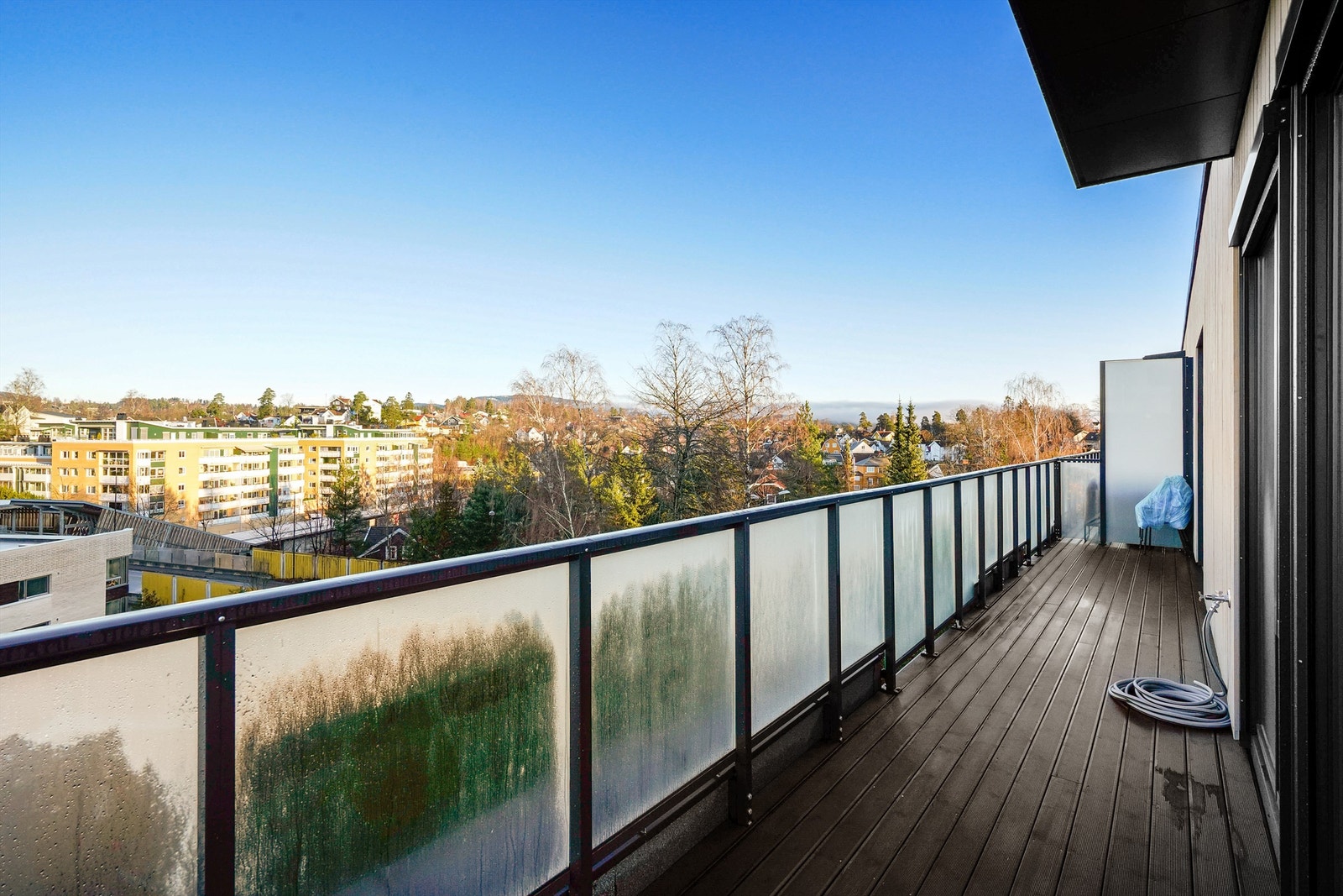 Her ute er det rikelig med plass for både sittegruppe, grill og beplantning. Galleribilde