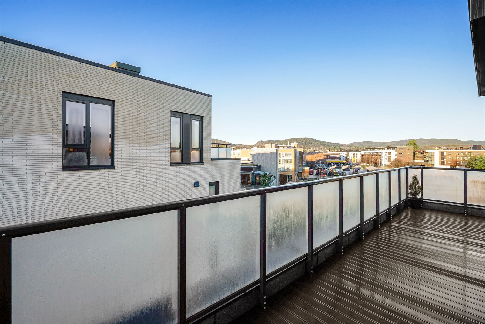 Den store, nordvestvendte balkongen på 36 m² blir en naturlig forlengelse av stuen. Galleribilde