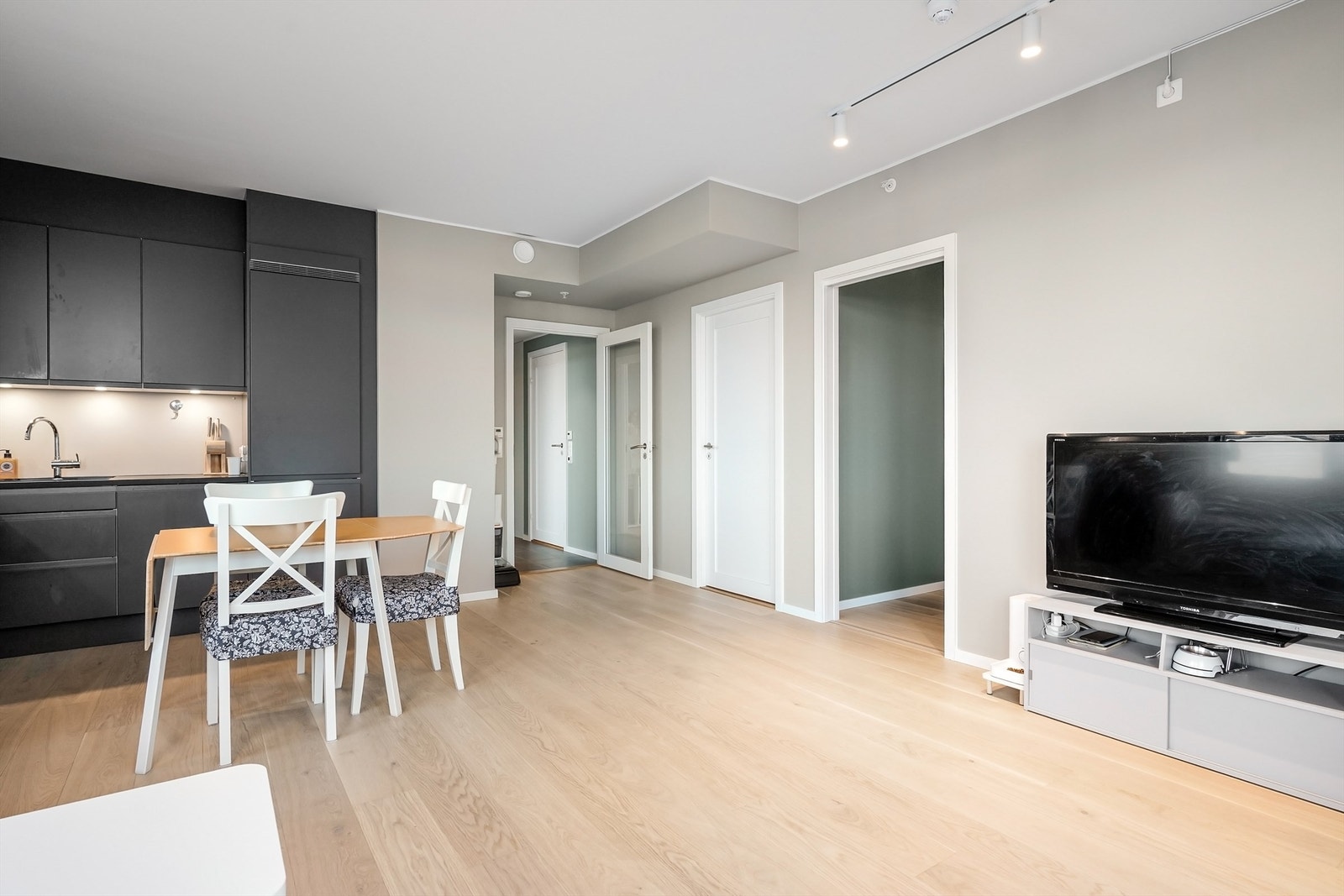 Fra stuen er det en oversiktlig og god flyt videre inn til leilighetens private sone. Galleribilde