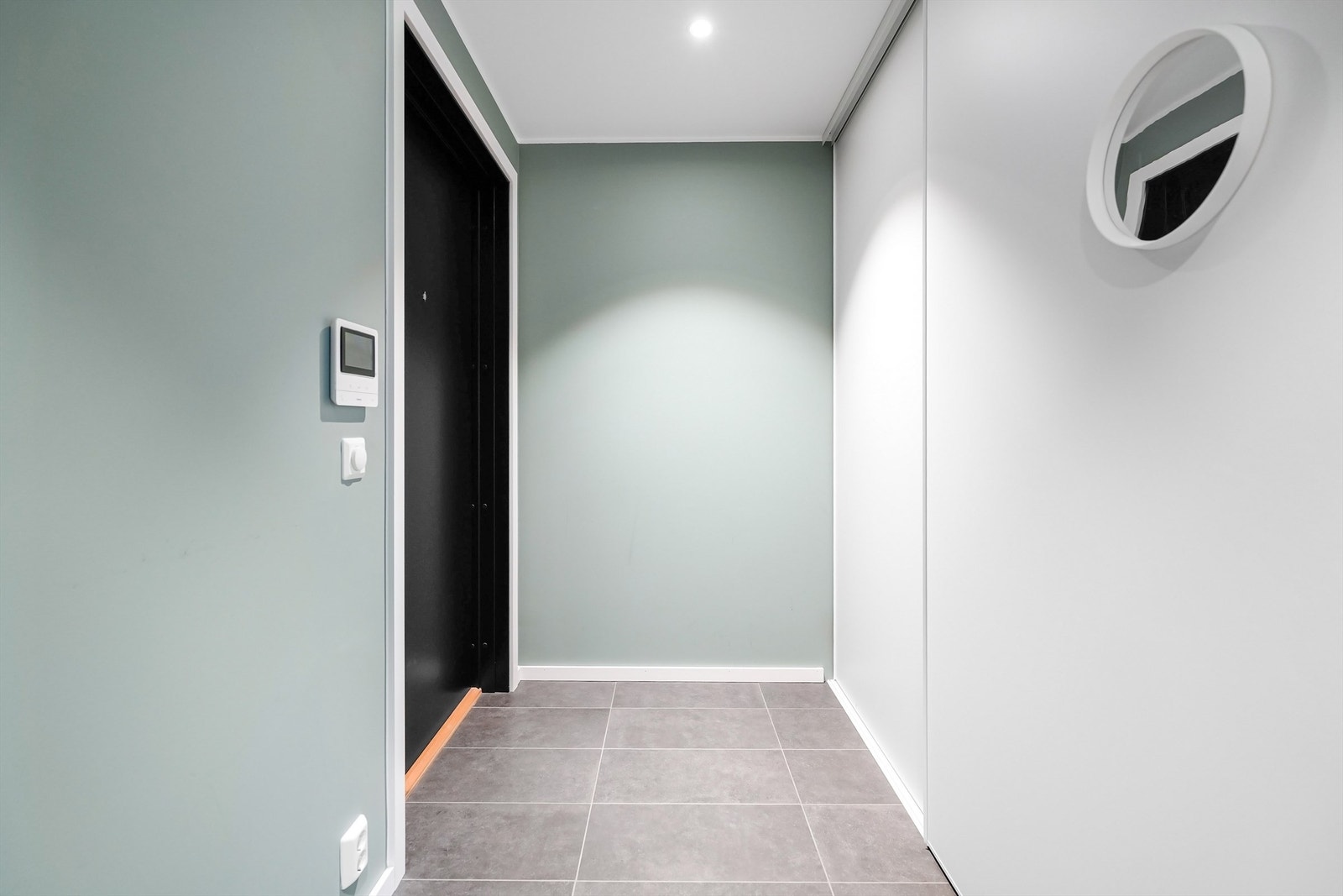 Entrédøren har brannklasse B30 og lydklasse db40, som sikrer trygghet og ro. Galleribilde