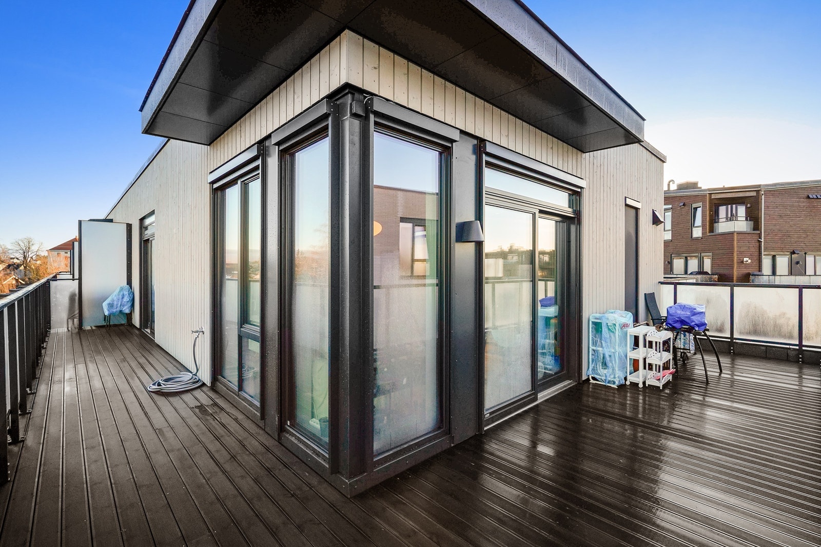 Gulvet er belagt med terrassebord, og det er både utekran og utebelysning installert. Galleribilde