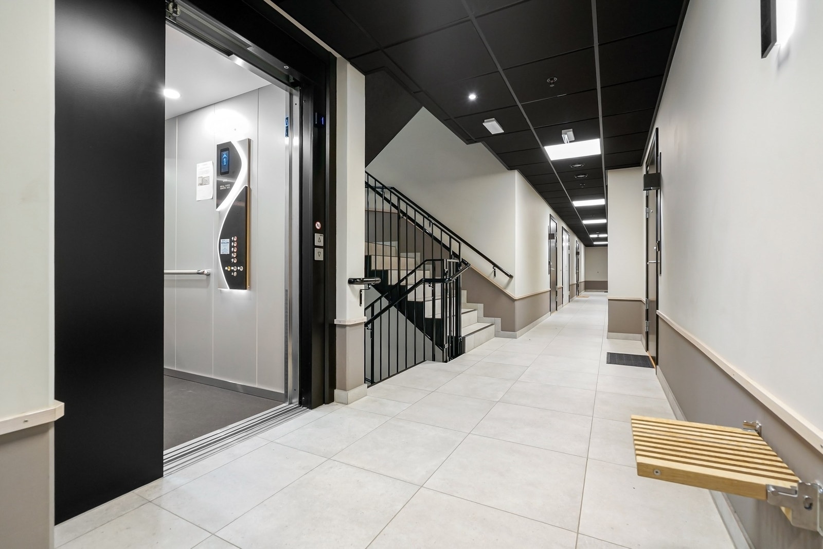 Det er heisadkomst direkte fra garasjeplan opp til leilighetens etasje. Galleribilde