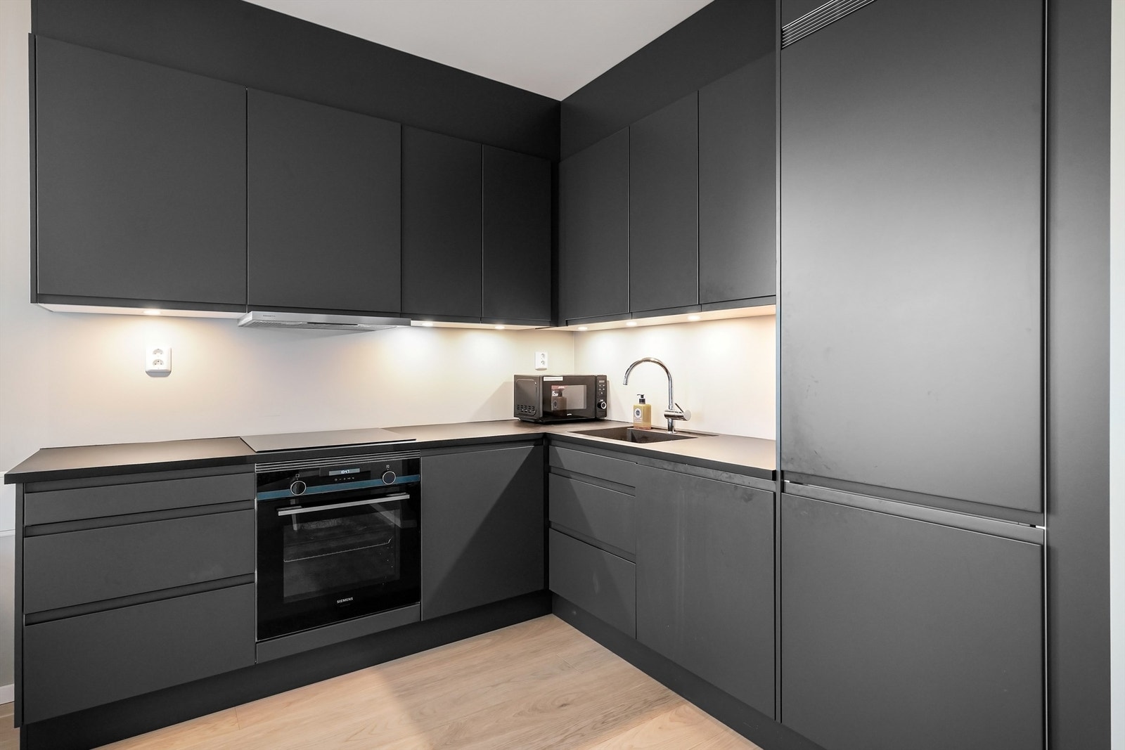 Kjøkkenet er utstyrt med integrerte hvitevarer, inkludert komfyr, platetopp og oppvaskmaskin. Galleribilde