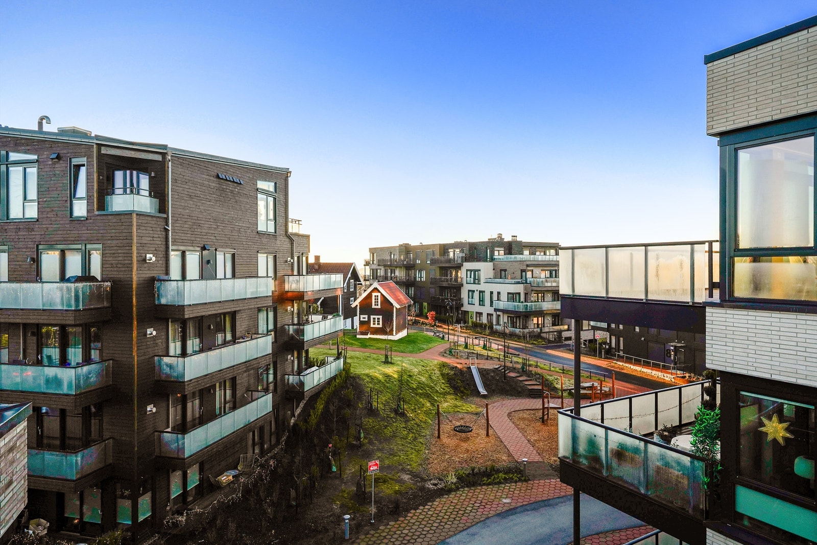 Sameiets fellesarealer er pent opparbeidet med lekeplasser, sittebenker og grøntarealer. Galleribilde