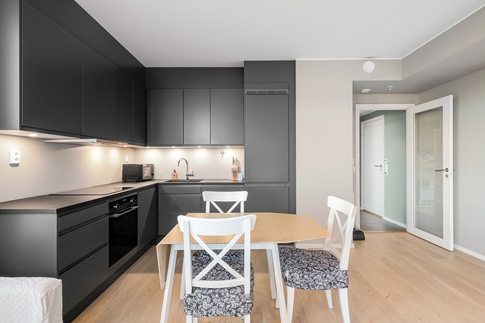 Stilrent kjøkken fra Sigdal med slette fronter og laminatbenkeplate med underlimt oppvaskkum. Galleribilde