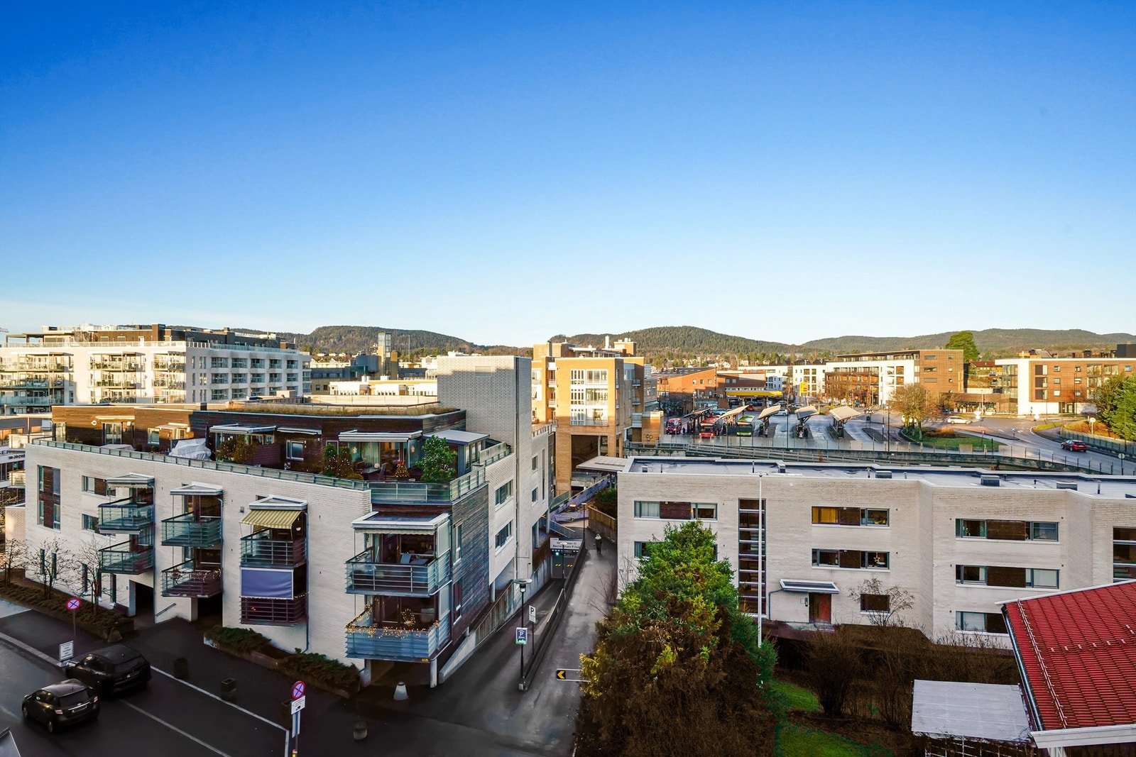 Beliggenheten er svært sentral med Bekkestua Senter og kollektivknutepunkt like ved. Galleribilde